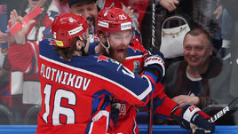 Хоккеисты ЦСКА Сергей Плотников и Михаил Григоренко