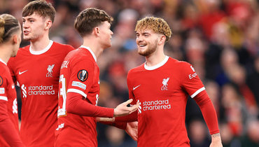 Харви Эллиотт с партнерами («Ливерпуль»).