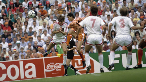 Василий Рац и Марко ван Бастен в матче между сборными СССР и Нидерландов в 1988 году. Василий Рац и Марко ван Бастен в матче между сборными СССР и Нидерландов в 1988 году