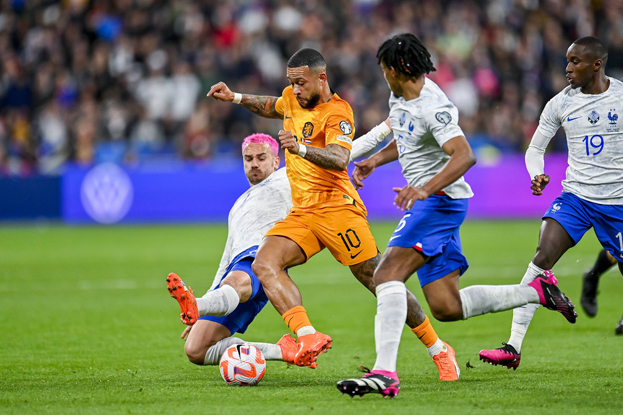 Антуан Гризманн, Мемфис Депай и Жюль Кунде в матче между сборными Нидердандов и Франции. Антуан Гризманн, Мемфис Депай и Жюль Кунде в матче между сборными Нидердандов и Франции