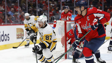 Александр Овечкин (справа).