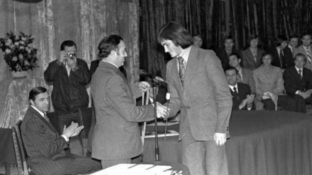 Никита Симонян вручает Вадиму Павленко золотую медаль за победу в составе московского «Динамо» в чемпионате СССР весной 1976 года.