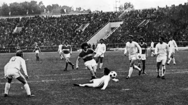 23 августа 1977 года. Москва. Спартаковец Вадим Павленко забивает первый из трех своих голов в матче «Спартак» — «Локомотив» (Москва) — 5:0.