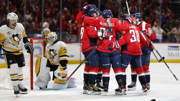 Александр Овечкин (№8) с партнерами после гола в матче «Вашингтон» — «Питтсбург» (1:4).