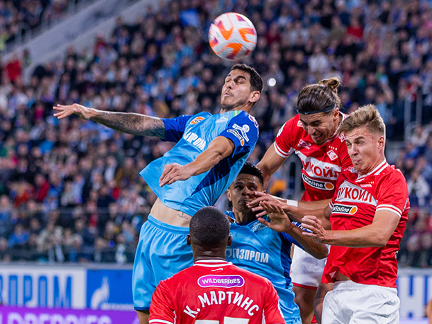 Нино в матче со «Спартаком». Нино в борьбе за мяч с Срджаном Бабичем.