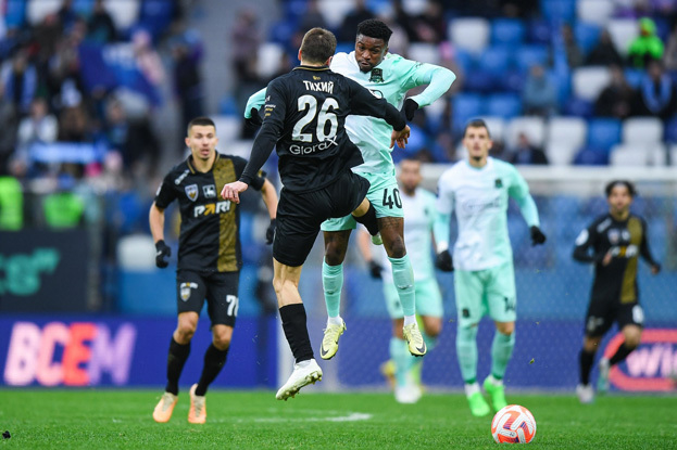 Дмитрий Тихий и Олакунле Олусегун. Дмитрий Тихий и Олакунле Олусегун в матче «Краснодар» - «Пари НН».