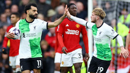 Футболисты «Ливерпуля» Мохамед Салах и Харви Эллиотт в матче против «Манчестер Юнайтед»