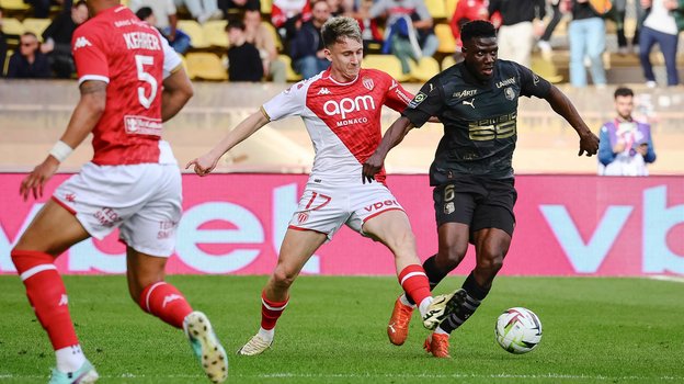 Александр Головин («Монако») в борьбе с Азором Матусива («Ренн»).