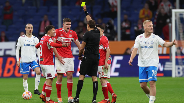 Судья Кирилл Левников показал желтую карточку Александру Соболеву.
