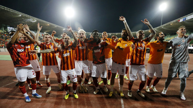 Игроки «Галатасарая» радуются победе в Суперкубке Турции.