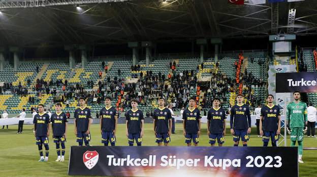 Футболисты «Фенербахче» перед матчем с «Галатасараем».