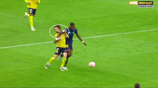 Серхио Кордова нарушает правила в борьбе с Кириллом Щетининым.