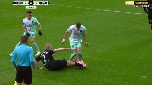 Виктор Александров старается помешать Александру Черникову завладеть мячом.