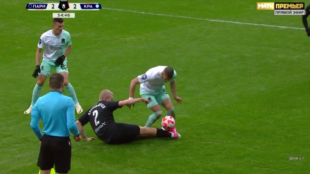 Контакт правой бутсы Александра Черникова с левой ногой Виктора Александрова.