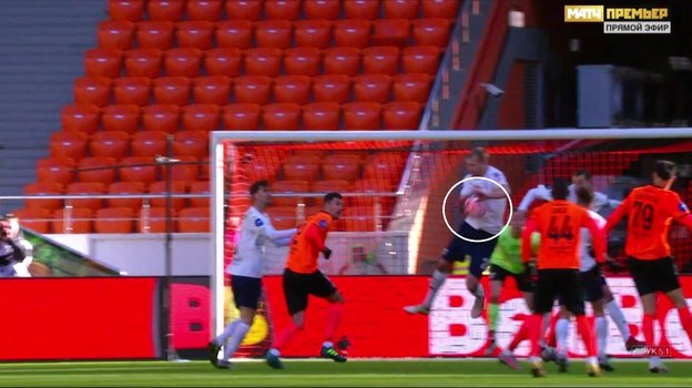 Роман Евгеньев играет двумя руками в мяч.