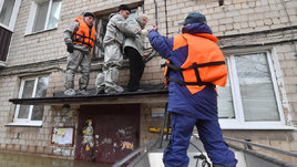 Спасатели эвакуируют жительницу Орска во время наводнения
