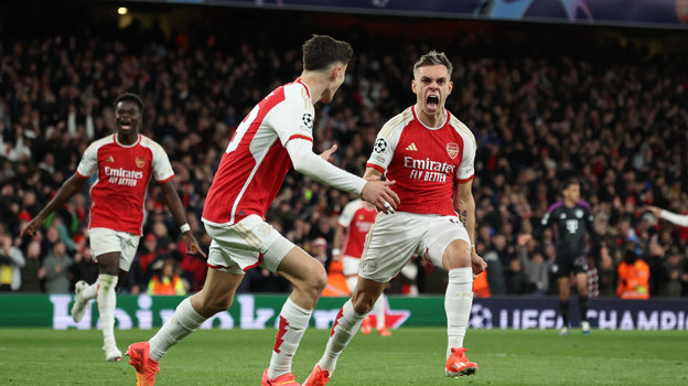 Леандро Троссард (справа) празднует забитый гол.