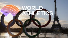 Логотип World Athletics на фоне олимпийских колец в Париже