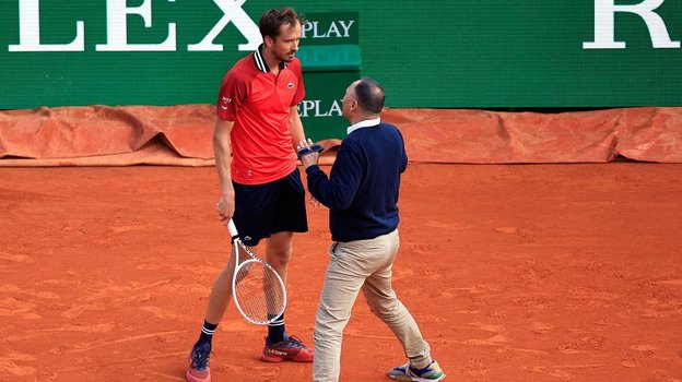 Даниил Медведев спорит с судьей Мохамедом Лайани.