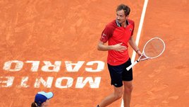 Медведев в Монте-Карло выпустил пар и заиграл по-чемпионски. Ошибка судьи не сломала россиянина