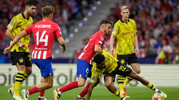 Защитник «Боруссии» Иан Матсен в единоборстве с капитаном «Атлетико» Коке.
