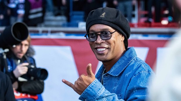 Роналдиньо посетил матч «ПСЖ» и «Барселоны» в Париже.