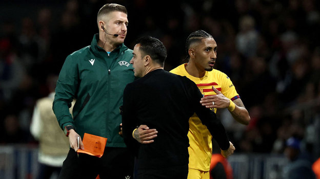 Хави и Рафинья. Главный тренер «Барселоны» Хави и игрок команды Рафинья