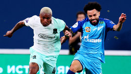 Футблисты Олакунле Олусегун и Клаудиньо в матче «Краснодар» — «Зенит»