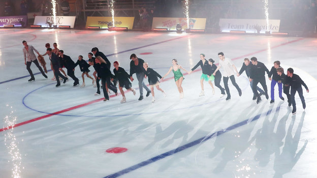 Этери Тутберидзе и участники шоу. Этери Тутберидзе и участники шоу