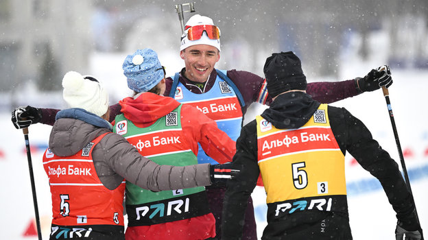 Карим Халили празднует победу с членами своей команды.