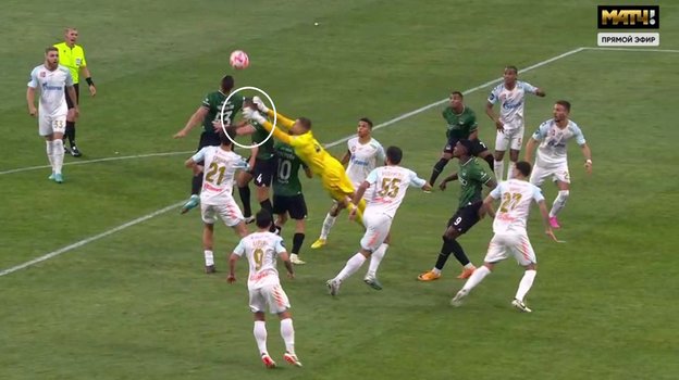 Михаил Кержаков бьет по голове Хуниора Алонсо.