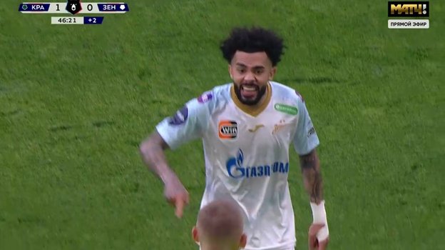 Клаудиньо и резервный судья Артем Чистяков.