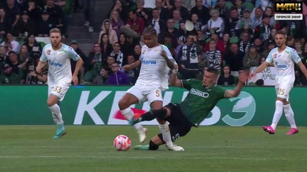 Александр Черников в прыжке сбивает Вильмара Барриоса.