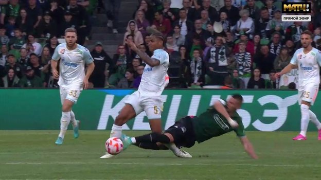 Александр Черников в прыжке сбивает Вильмара Барриоса.