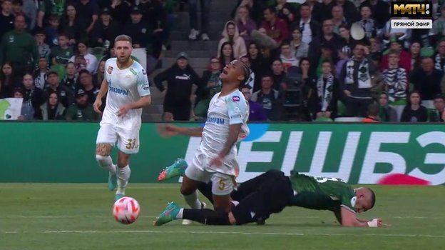 Александр Черников в прыжке сбивает Вильмара Барриоса.