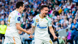 Футболисты «Зенита» Вячеслав Караваев и Артур празднуют гол в матче против «Краснодара»