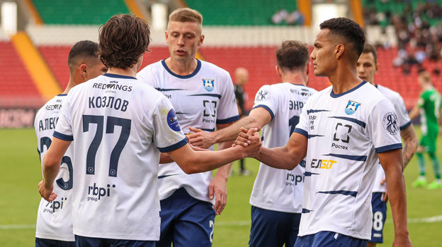 Футболисты «Балтики». Футболисты «Балтики» празднуют гол в матче против «Ахмата»