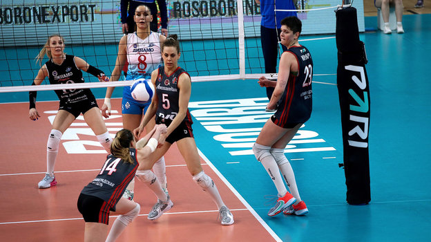 Наталия Гончарова (№8) в матче против «Локомотива». Волейболистка «Динамо» (№8) в матче против «Локомотива»