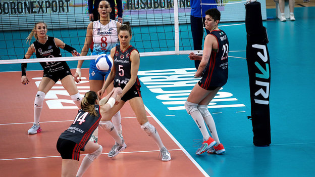 Волейболистки «Локомотива» в матче против «Динамо».