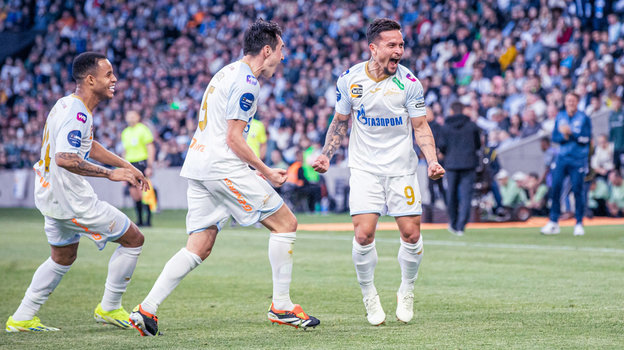 Педро, Вячеслав Караваев и Артур. Футболисты «Зенита» Педро, Вячеслав Караваев и Артур в матче против «Красндара»