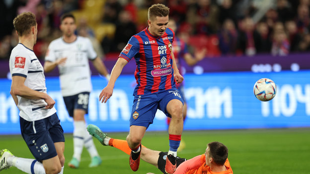 Иван Обляков (ЦСКА) и вратарь Максим Бориско («Балтика»).