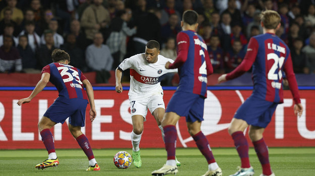 Килиан Мбаппе в борьбе с Пау Кубарси.