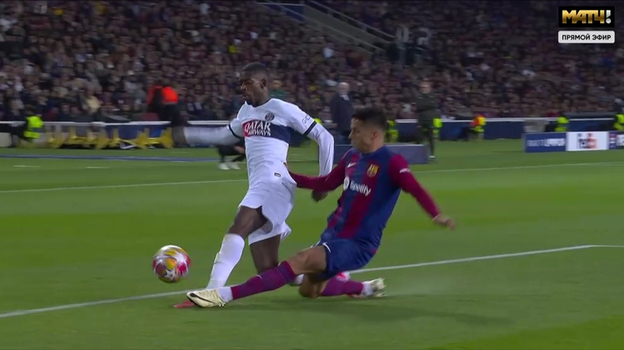 Жоау Канселу в единоборстве с Усманом Дембеле нарушает правила, после чего будет назначен пенальти.