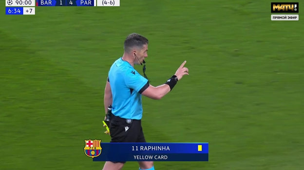 Рафинья получает желтую карточку, после чего Иштван Ковач делает ему еще одно внушение.