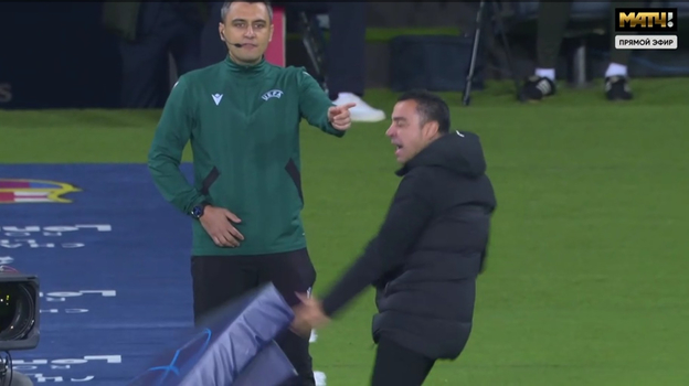 Хави реагирует на решение судьи.