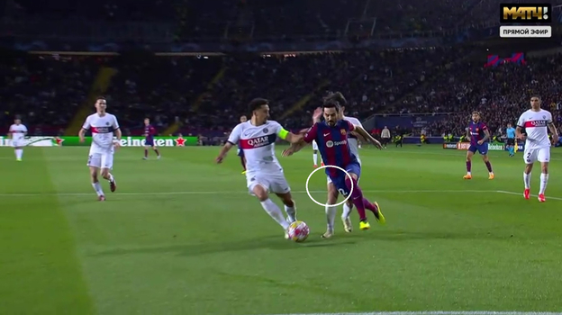 Витинья бьет Илкая Гюндогана правой ногой по правой ноге.