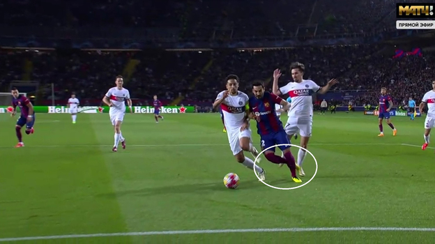 После фола Витиньи Илкай Гюндоган цепляется одной своей ногой за другую.