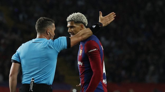 Рональд Араухо разговаривает с арбитром.