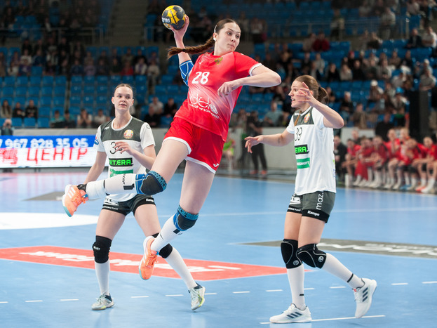 Варвара Семина (в центре) в матче против сборной Белоруссии.