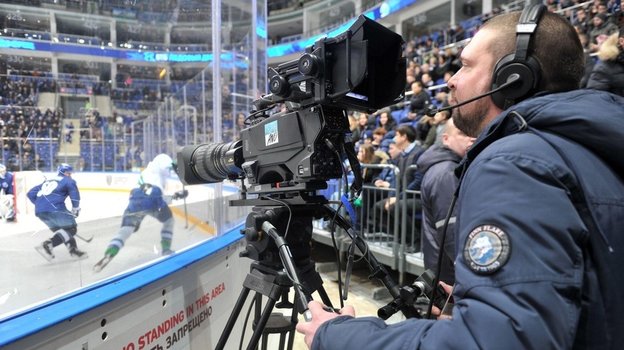 Оператор с телекамерой на матче КХЛ. Оператор с телекамерой на матче КХЛ.